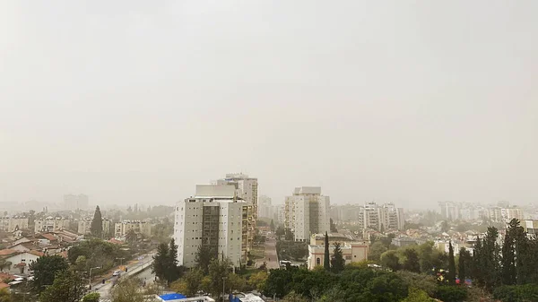 Widok Dachu Budynku Mgła Nad Miastem Wysokiej Jakości Materiał — Zdjęcie stockowe