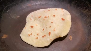Maya olmadan pişmiş lezzetli pita. Mutfak fantezisi