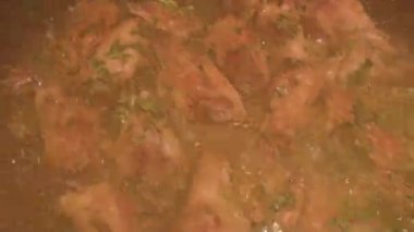 Ciğer ezmesi için tereyağlı tavuk ciğeri. Yemek pişirme süreci