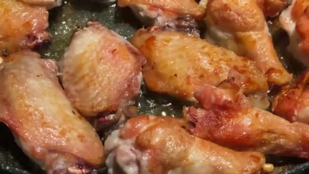 Deliciosas Alitas Pollo Asado Con Hierbas Dobladas Parte Superior — Vídeo de stock