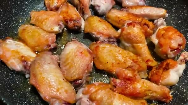 Finom Sült Csirkeszárny Fűszerekkel Tetején — Stock videók