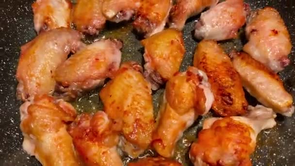 Deliciosas Alitas Pollo Asado Con Hierbas Dobladas Parte Superior — Vídeo de stock