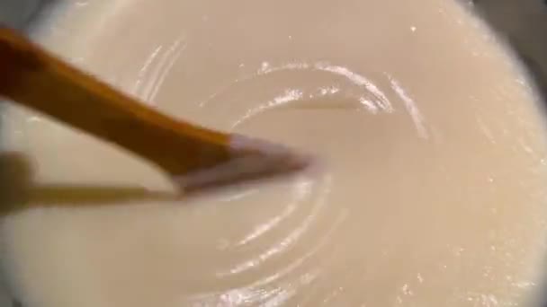 Proces gotowania śmietany do chrupiących bułek — Wideo stockowe