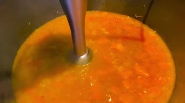 Yemek pişirirken harmanlıyorum. Lezzetli bir çorba bekliyorum.