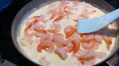 Kremalı sosa batırılmış karides. Hazırlama süreci