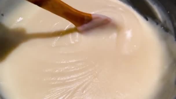 Процесс приготовления крема к хрустящим рулонам — стоковое видео