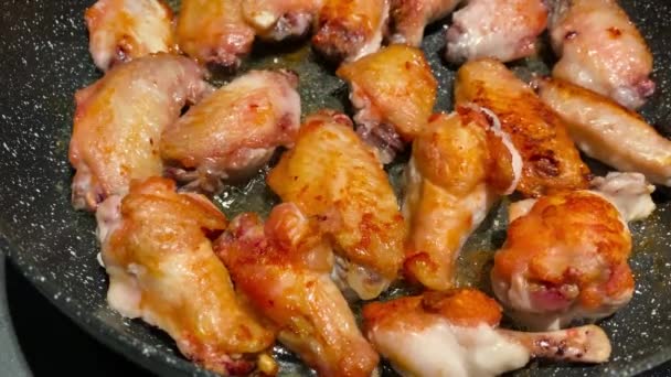 Deliciosas alitas de pollo asado con hierbas dobladas en la parte superior — Vídeo de stock