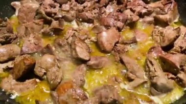 Ciğer ezmesi için tereyağlı tavuk ciğeri. Yemek pişirme süreci