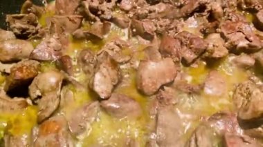 Ciğer ezmesi için tereyağlı tavuk ciğeri. Yemek pişirme süreci