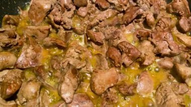 Ciğer ezmesi için tereyağlı tavuk ciğeri. Yemek pişirme süreci