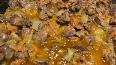 Ciğer ezmesi için tereyağlı tavuk ciğeri. Yemek pişirme süreci