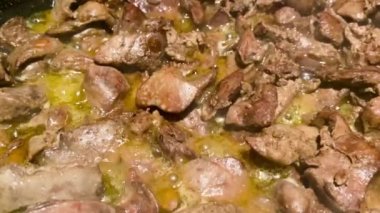 Ciğer ezmesi için tereyağlı tavuk ciğeri. Yemek pişirme süreci. Yavaş çekim