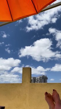 Apartmanımın çatısında dinlenme yeri
