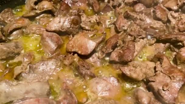 Hígado de pollo en mantequilla Para paté de hígado. Proceso de cocción. Movimiento lento — Vídeos de Stock