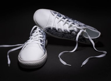 Rishon LeZion, İsrail, 13 Eylül 2021 - Siyah arka planda ayakkabı ayakkabılarını kapat.