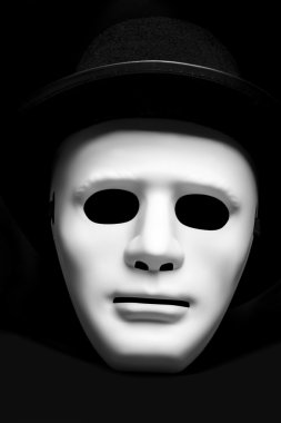 Silindir şapkalı beyaz maske