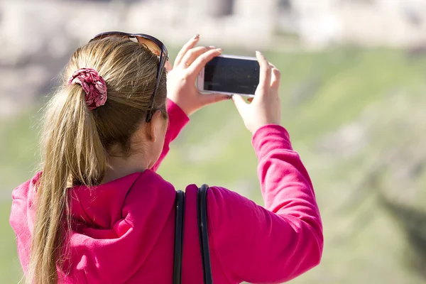 Mulher tirando fotografia com smartphone em desfrutar vista de Jerusalém — Fotografia de Stock