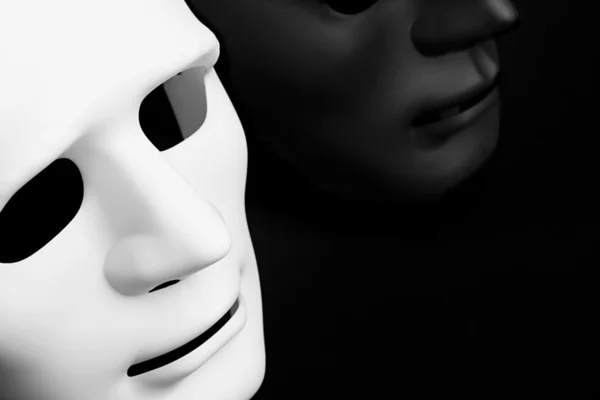 Siyah arka plan üzerine siyah ve beyaz karnaval maskesi