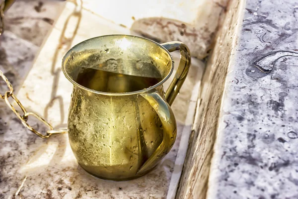 손을 씻는 물과 컵 예루살렘: 크레인 로열티 프리 스톡 사진
