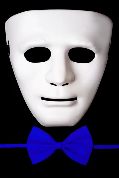 Białą maskę i muszka na białym tle na czarnym tle — Zdjęcie stockowe