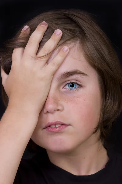 Portret van schattige kleine jongen gesloten één oog met zijn hand. Studio — Stockfoto