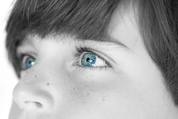 Inzichtelijke blik blauwe ogen jongen — Stockfoto