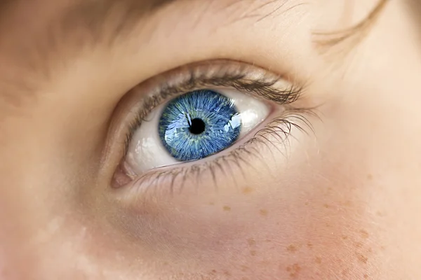 Inzichtelijke blik blauwe ogen jongen — Stockfoto