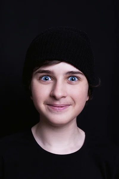 Portrait d'un adolescent dans une casquette noire — Photo