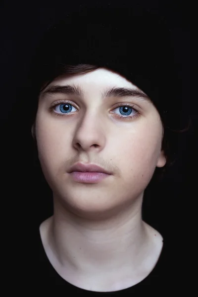 Portret teen chłopiec w czarnej czapce — Zdjęcie stockowe