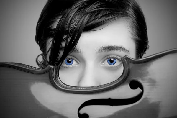 Bir keman tutan güzel mavi gözlü çocuk