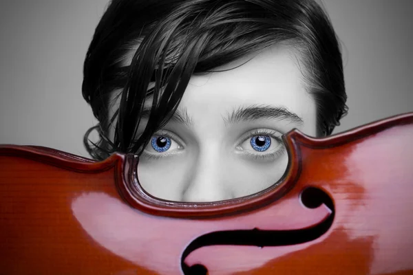 Hermoso niño de ojos azules sosteniendo un violín —  Fotos de Stock