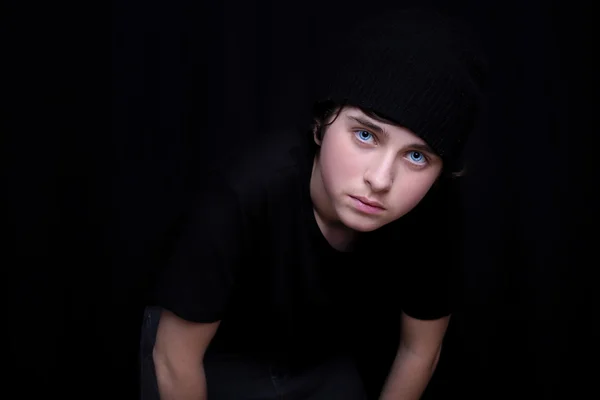 Портрет хлопчика-підлітка в чорній шапці — стокове фото