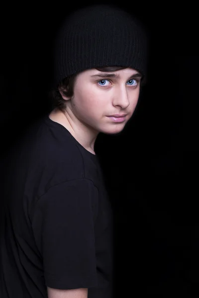 Retrato de um menino adolescente em um boné preto — Fotografia de Stock