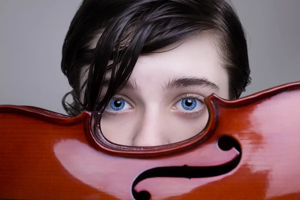 Bir keman tutan güzel mavi gözlü çocuk