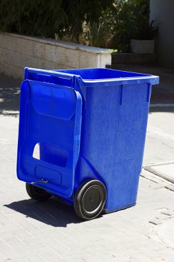 geri dönüşüm kutularını