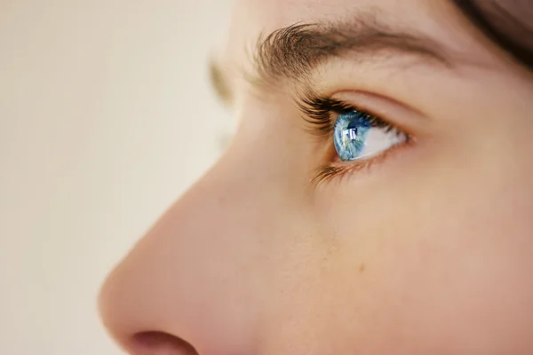 Inzichtelijke blik blauwe ogen jongen — Stockfoto