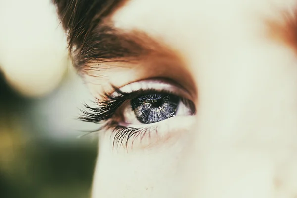 Inzichtelijke blik blauwe ogen jongen — Stockfoto