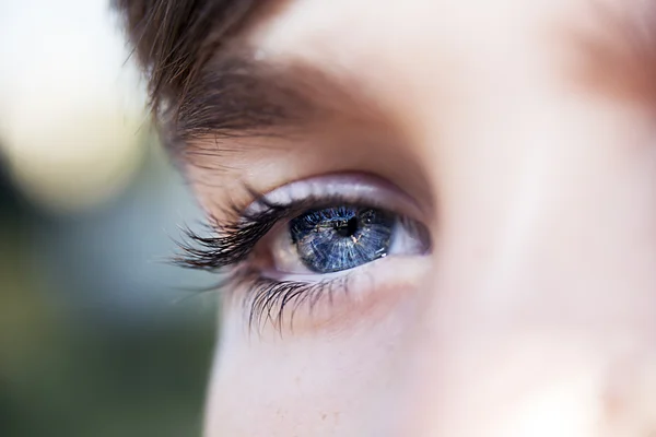 Aufschlussreicher Blick blaue Augen Junge — Stockfoto