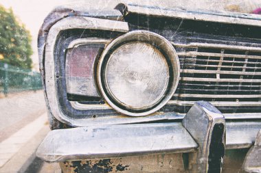 Eski bir arabanın ön farının ayrıntıları.