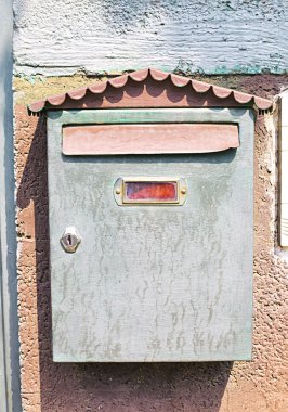 Duvardaki eski posta kutusu