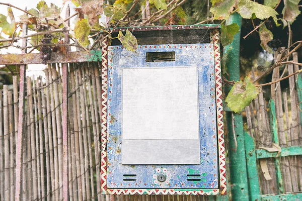 Alter Briefkasten an der Wand — Stockfoto