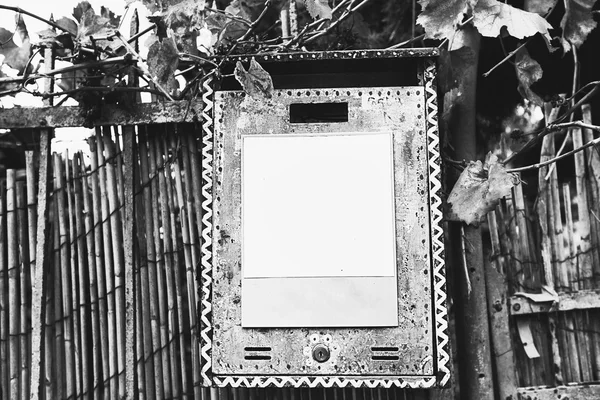Стара поштова скринька на фоні паркану — стокове фото