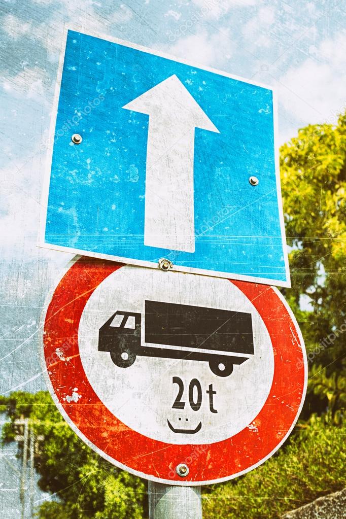 No lorries allowed over the weight of 20 tons warning road sign