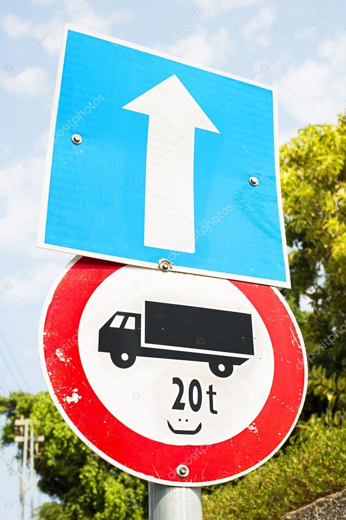 No lorries allowed over the weight of 20 tons warning road sign