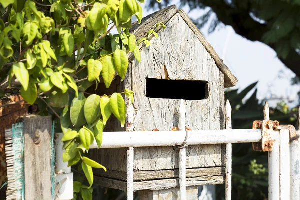 Ancienne boîte aux lettres sur fond de clôture — Photo