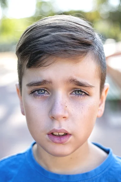 Nahaufnahme Porträt eines hübschen Jungen — Stockfoto