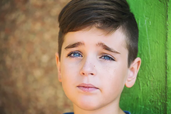Portret van een knappe jongen close-up — Stockfoto