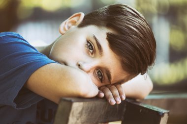 Yakışıklı bir çocuk portresi kapatın