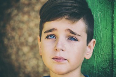 Yakışıklı bir çocuk portresi kapatın
