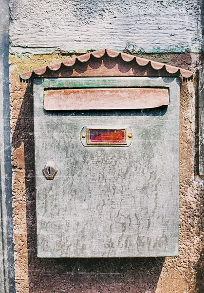 Το παλιό γραμματοκιβώτιο στον τοίχο — Φωτογραφία Αρχείου